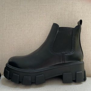 Circus by Sam Edelman Women's Darielle Lug Sole Chelsea Boots